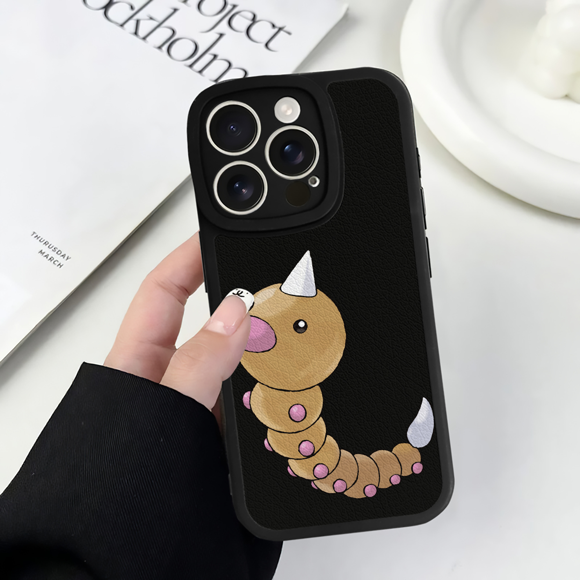 （画像用） ポケットモンスター Pokémon 【iPhone 16シリーズ対応】シリコンスマホケース（レザー調） 材質：シリコン